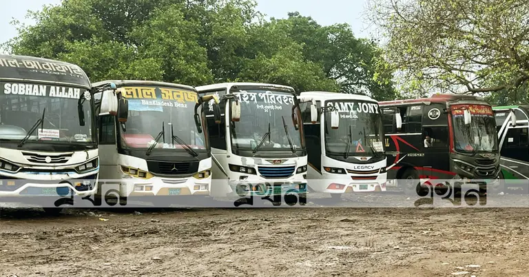 স্ট্যান্ডে রাখা বাস